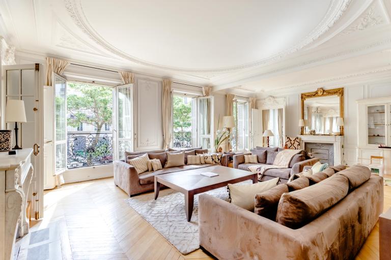 About Vaneau Luxury Real Estate